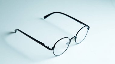 Beyaz arka plan üzerinde izole klasik kara gözüne gözlük