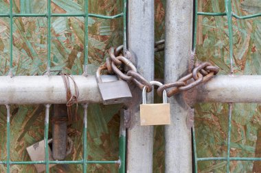 Rustik demir kapıyla kapalı asma kilit