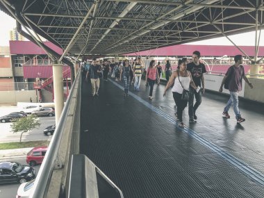 Bitirim metro istasyonunda insanlar.