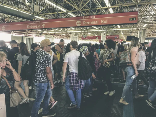 Bitirim metro istasyonunda insanlar.