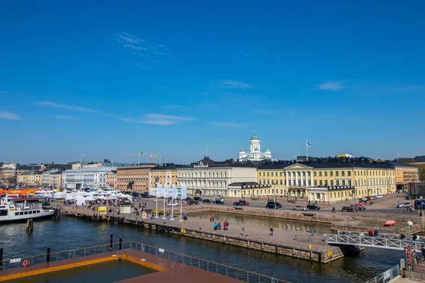 赫尔辛基城市风貌和市场广场. — 图库照片