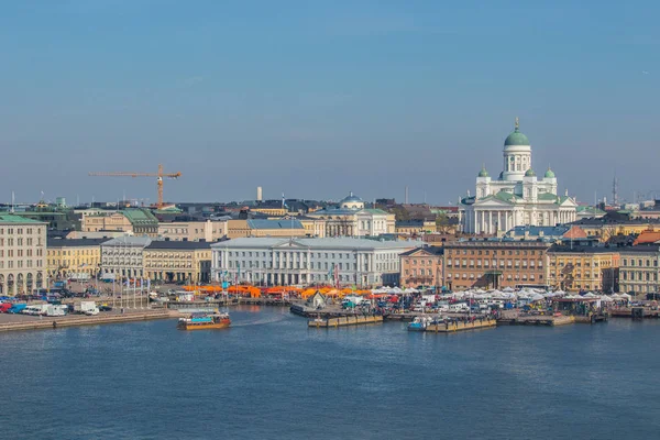赫尔辛基城市风貌和市场广场. — 图库照片