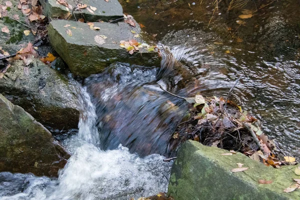 Norveç 'te küçük şelale.