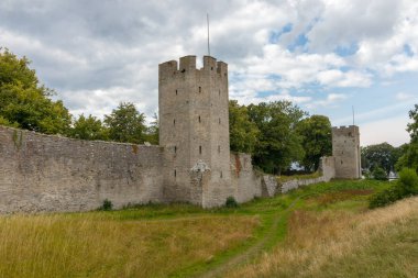 İsveç 'in Gotland adasındaki Visby şehri duvarı. İskandinavya 'nın en güçlü, en kapsamlı ve en iyi korunmuş ortaçağ şehir duvarıdır..