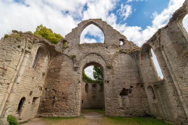 İsveç 'in Gotland adasındaki Visby' deki bir ortaçağ kilisesinin kalıntıları..