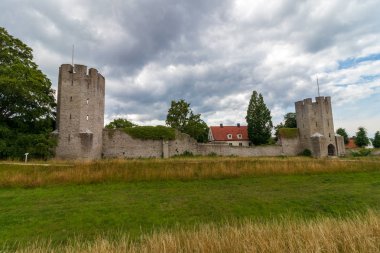 İsveç 'in Gotland adasındaki Visby şehri duvarı. İskandinavya 'nın en güçlü, en kapsamlı ve en iyi korunmuş ortaçağ şehir duvarıdır..