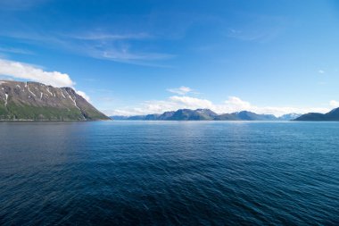 Norveç 'in Finnmark kentindeki Loppa belediyesinin Oksfjord köyünün dışındaki güzel kıyı manzarası.