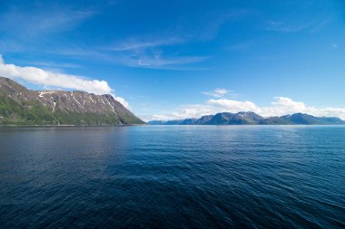 Norveç 'in Finnmark kentindeki Loppa belediyesinin Oksfjord köyünün dışındaki güzel kıyı manzarası.