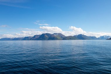 Norveç 'in Finnmark kentindeki Loppa belediyesinin Oksfjord köyünün dışındaki güzel kıyı manzarası.