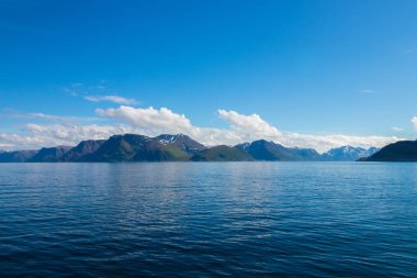 Norveç 'in Finnmark kentindeki Loppa belediyesinin Oksfjord köyünün dışındaki güzel kıyı manzarası.