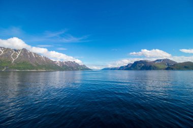 Norveç 'in Finnmark kentindeki Loppa belediyesinin Oksfjord köyünün dışındaki güzel kıyı manzarası.