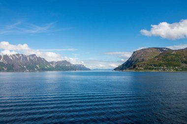 Norveç 'in Finnmark kentindeki Loppa belediyesinin Oksfjord köyünün dışındaki güzel kıyı manzarası.