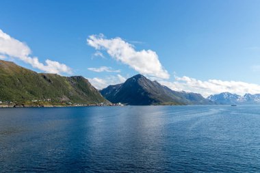 Kuzey Norveç 'in güzel ortamlarında Oksfjord köyü. Oksfjord Norveç 'in Finnmark kentinde Loppa belediyesinin yönetim merkezidir..