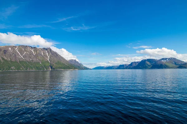 Prachtig Kustlandschap Buiten Het Dorp Oksfjord Gemeente Loppa Finnmark Noorwegen — Stockfoto