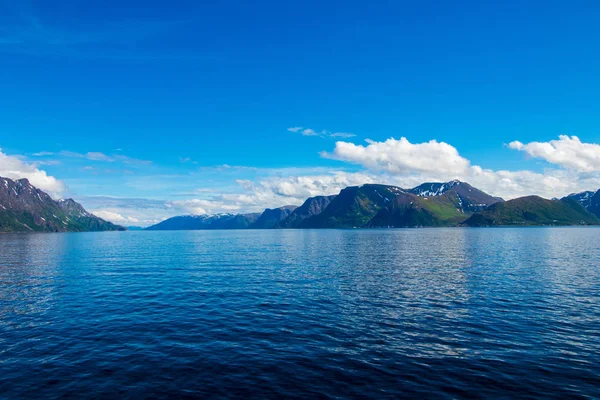 挪威芬马克Loppa市Oksfjord村外美丽的海岸景观 — 图库照片