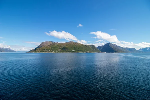 挪威芬马克Loppa市Oksfjord村外美丽的海岸景观 — 图库照片