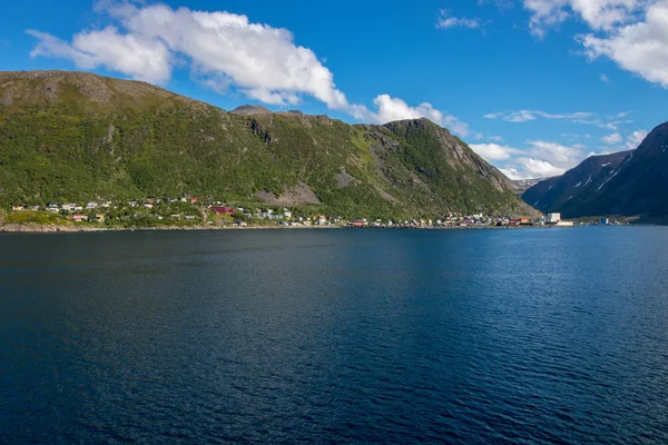 挪威北部美丽的环境中的Oksfjord村 Oksfjord是挪威芬马克Loppa市的行政中心 — 图库照片