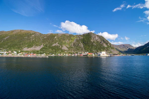 挪威北部美丽的环境中的Oksfjord村 Oksfjord是挪威芬马克Loppa市的行政中心 — 图库照片