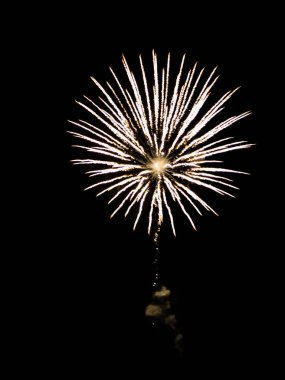 Havai fişek izole siyah arka plan