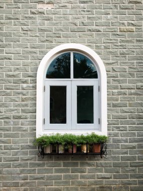 Tuğla duvar arka plan ile Avrupa tarzı penceresi