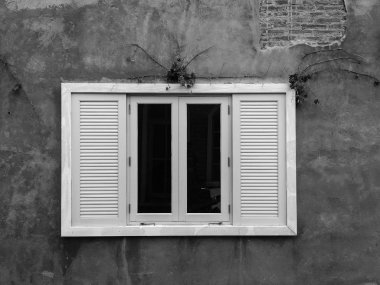 Tuğla duvar arka plan ile Avrupa tarzı penceresi