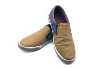 Beyaz arka plan üzerinde izole kahverengi ve mavi spor ayakkabı