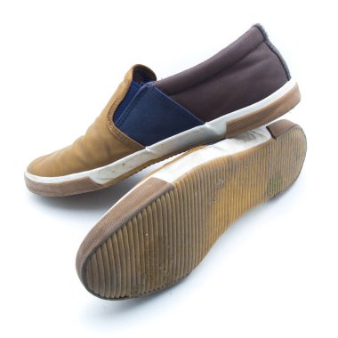 Beyaz arka plan üzerinde izole kahverengi ve mavi spor ayakkabı