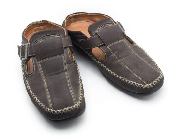 Beyaz arka plan üzerinde izole kahverengi erkek ayakkabıları.