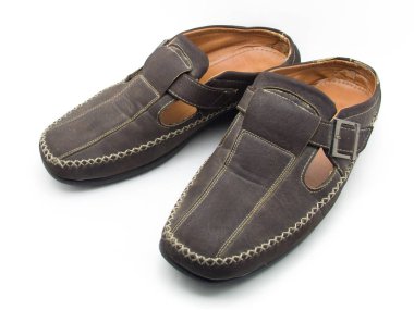 Beyaz arka plan üzerinde izole erkek klasik kahverengi deri ayakkabı