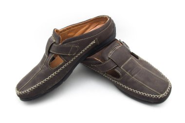 Beyaz arka plan üzerinde izole erkek klasik kahverengi deri ayakkabı