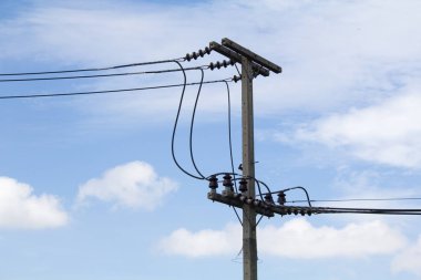 mavi gökyüzü arka plan üzerinde izole elektrik yazısı. Elektrik direğinden altında mavi