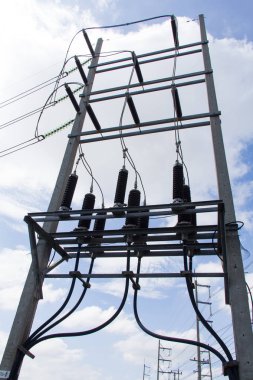 Elektrik direğinden mavi gökyüzü altında.