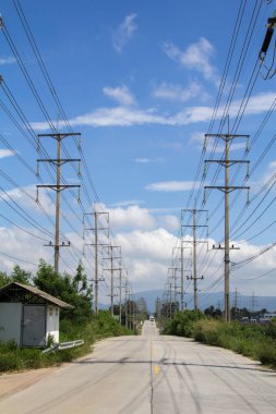 Elektrik direğinde elektrik trafosu var.