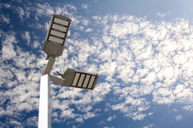 Modern elektrik direğine mavi gökyüzü ile.