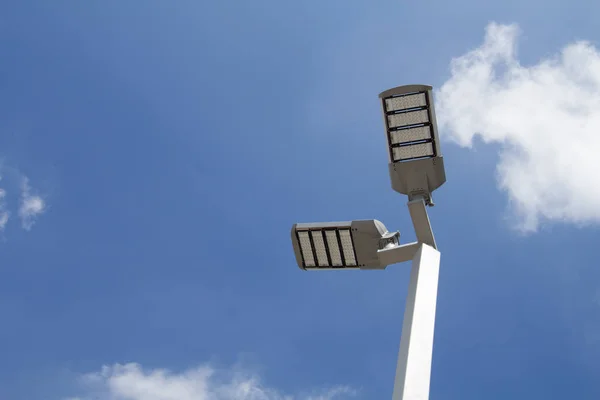 Modern elektrik direğine mavi gökyüzü ile.