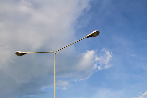 sokak ışık mavi gökyüzü arka plan. modern elektrik direğine mavi gökyüzü ile.