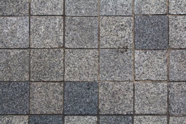 Küçük parçalar halinde gri renkli taş duvardan