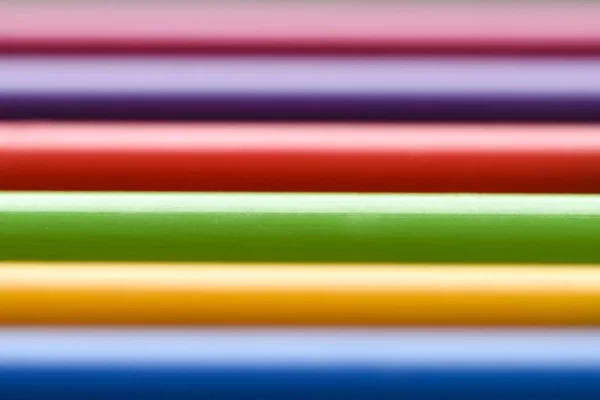 Marcadores de colores acostados en una mesa — Foto de Stock