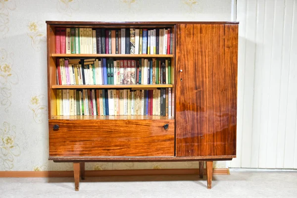 Vintage mobilya (büfe) kitapları ile SSCB