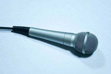 Yüzeyde yalan mikrofon (karaoke)