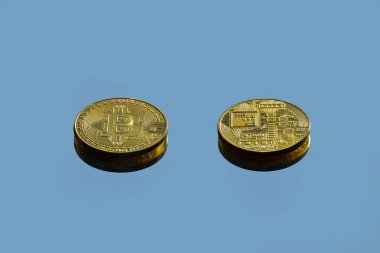 Bir ayna yüzeyi altın bitcoin üzerinde. Bitcoin cryptocurrency.