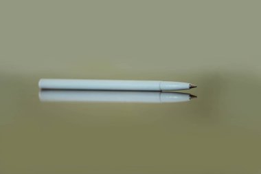 Yansıtıcı yüzeyde kopya alanı ile yalan top kalem.