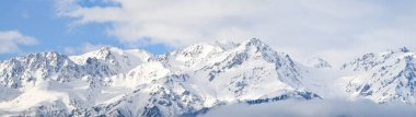 Karla kaplı dağlar (kış, Bahar) panoramik çekim. Kazakistan, Almaty.