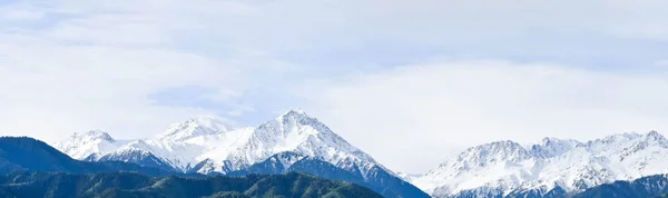 Karla kaplı dağlar (kış, Bahar) panoramik çekim. Kazakistan, Almaty.