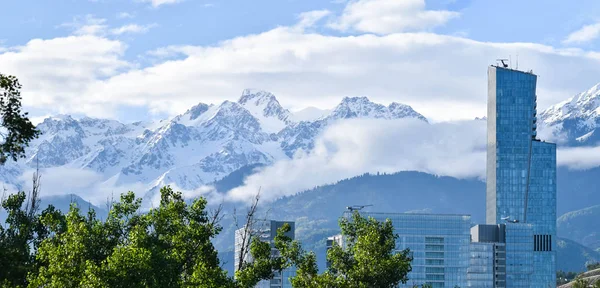 Almatı, Kazakistan - 19 Mayıs 2016: Al-Farabi sokak görünümü ile Esantai kulede Almatı, Kazakistan, Kazakistan (Bahar, yaz). Panoramik görünüm.