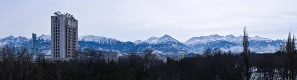Almatı, Kazakistan - 11 Şubat 2018: Esantai Kulesi ve Al-Farabi kazak National University, Almatı, Kazakistan, Kazakistan (Bahar, yaz). Panorama Dağları arka plan üzerinde. Gündüz