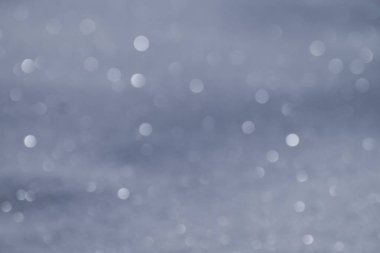 Bokeh arka planda karlı bir orman parlayan kış. Beyaz soğuk kış Parlatıcı.