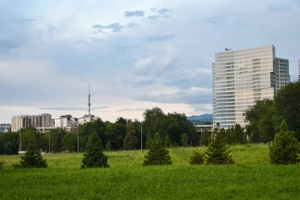 Almatı, Kazakistan - 09 Temmuz 2017: Almatı, Kazakistan, Kazakistan (Bahar, yaz Esantai Kulesi Manzaralı)