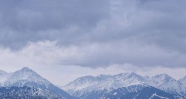 Dağlarda bulutlu hava, Kazakistan, Almaty (geç sonbahar, kış, Bahar). Panoramik (arka planlar/dokular)