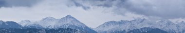 Dağlarda bulutlu hava, Kazakistan, Almaty (geç sonbahar, kış, Bahar). Panoramik (arka planlar/dokular)